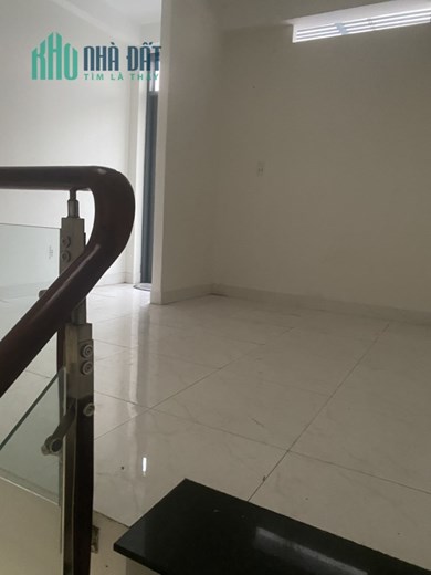Cho thuê nhà 3 tầng lầu, sân thượng đường Hồ Biểu Chánh