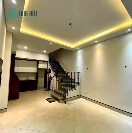 Bán gấp gấp Ngọc Thụy 40m2, T5, mt_5m,  Hơn 5 tỷ Long Biên Hà Nội