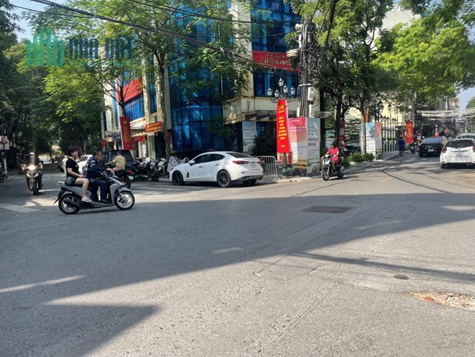 Bán đất tặng nhà 2 tầng phố Ngũ Xã Ba Đình DT85m MT4m kinh doanh chỉ có 102