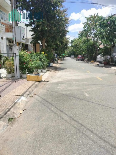 Nhà mặt tiền đường 10 phước bình DT 86m cấp 4 khu tiện ích