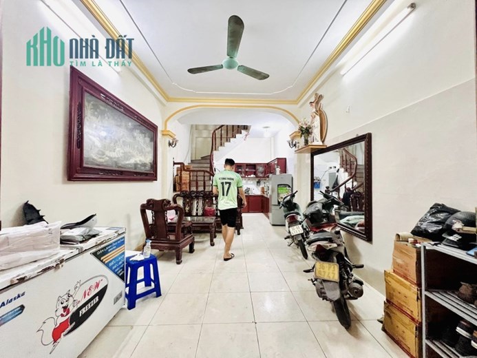Bán nhà Tam Trinh 37 m2, 3 tỷ 800, ô tô đỗ cổng. LH: 0947865456