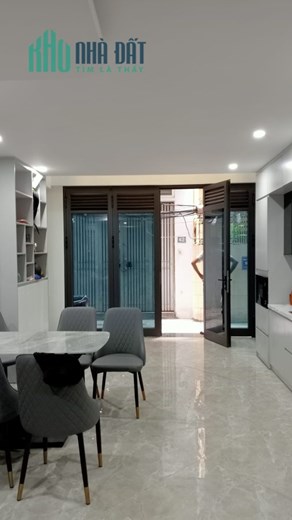 bán gấp căn nhà 152 xây mới 6 tầng thang máy vị  phố Hào Nam Cát Linh Đống Đa dt 42 m2 giá 8,5 tỷ