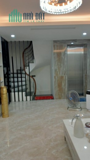bán gấp căn nhà 152 xây mới 6 tầng thang máy vị  phố Hào Nam Cát Linh Đống Đa dt 42 m2 giá 8,5 tỷ
