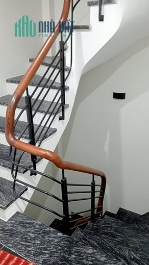 bán gấp căn nhà 152 xây mới 6 tầng thang máy vị  phố Hào Nam Cát Linh Đống Đa dt 42 m2 giá 8,5 tỷ
