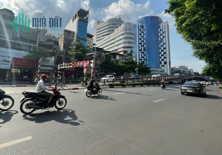 Siêu phẩm nhà nền Đống Đa, đường Tây Sơn, diện tích 558m2, 4 tầng, mặt tiền 13.5m, giá chỉ 200 tỷ.