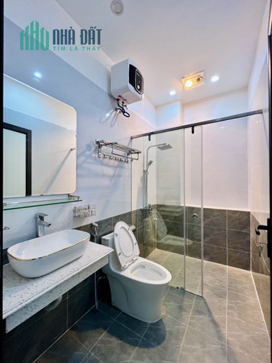BÁN NHÀ KHÚC THỪA DỤ OTO RA VÀO 4 TẦNG.