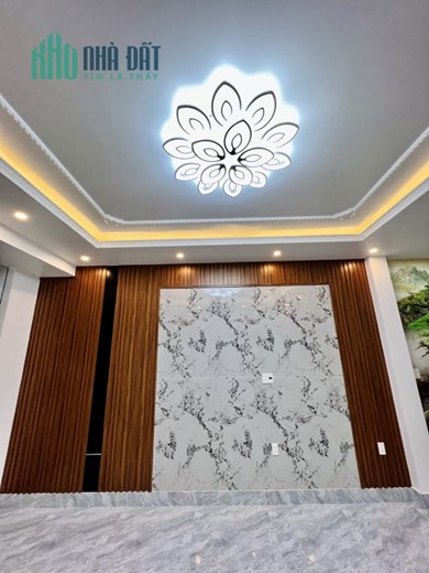 BÁN NHÀ KHÚC THỪA DỤ OTO RA VÀO 4 TẦNG..