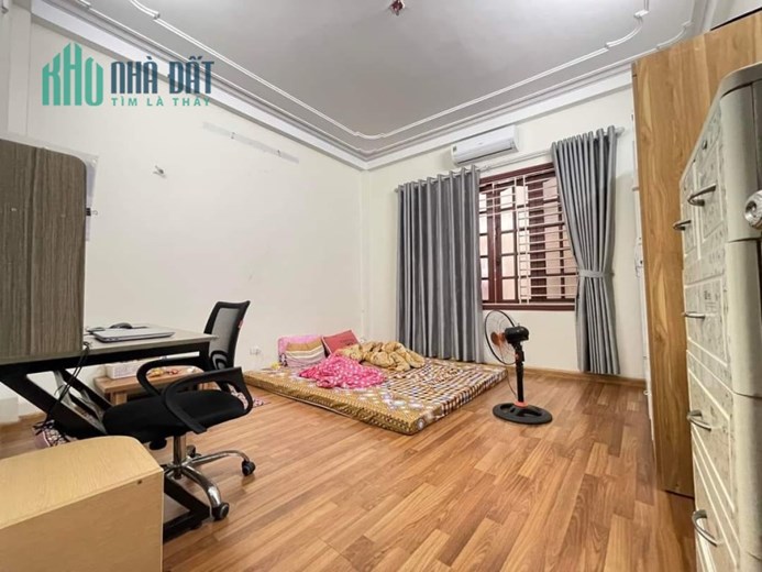 3.9 tỷ Nhà Hào Nam sổ đỏ 40m sát phố, 10m ra oto, Lô Góc, 3 ngủ đủ tiện ích
