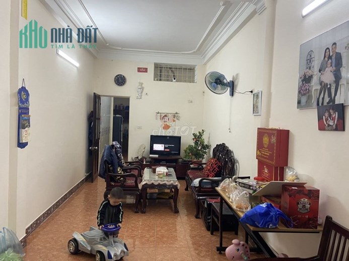 Chính chủ cho thuê nhà 70m2 x 2 tầng, ngõ rộng ô tô đỗ cửa, 3 phòng ngủ đường Mai Dịch