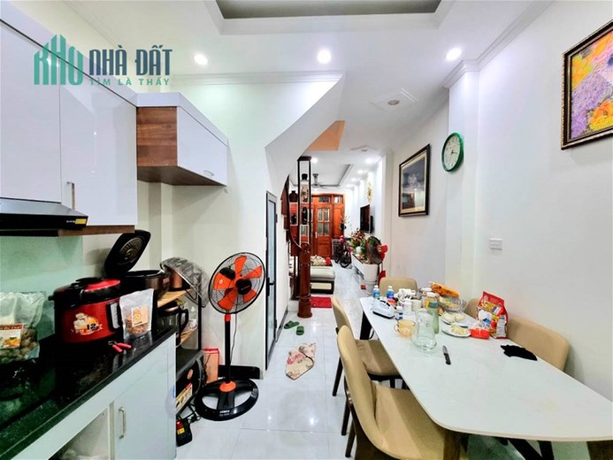 Bán Nhà Phường Thạch Bàn, Ngõ Thông Ôtô Vào Nhà, 10m ÔTô Tránh, 38m2, 5 Tầng, Nhỉnh 3 Tỷ.