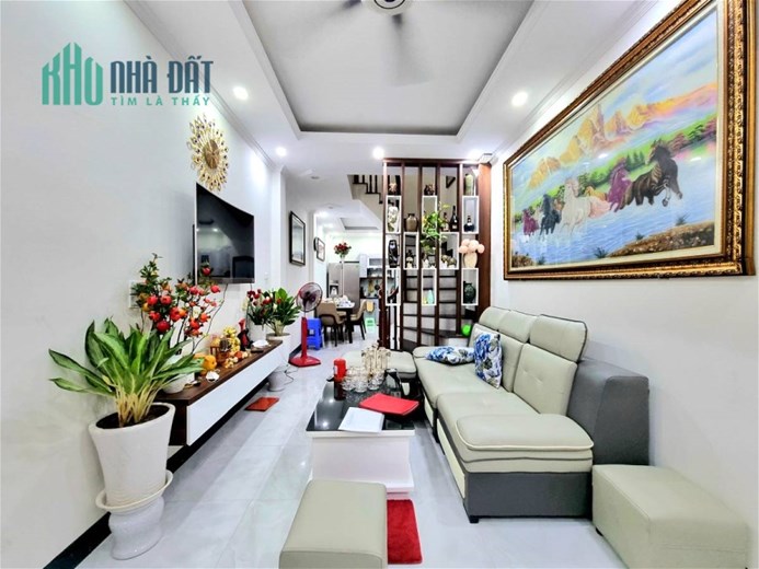 Bán Nhà Phường Thạch Bàn, Ngõ Thông Ôtô Vào Nhà, 10m ÔTô Tránh, 38m2, 5 Tầng, Nhỉnh 3 Tỷ.
