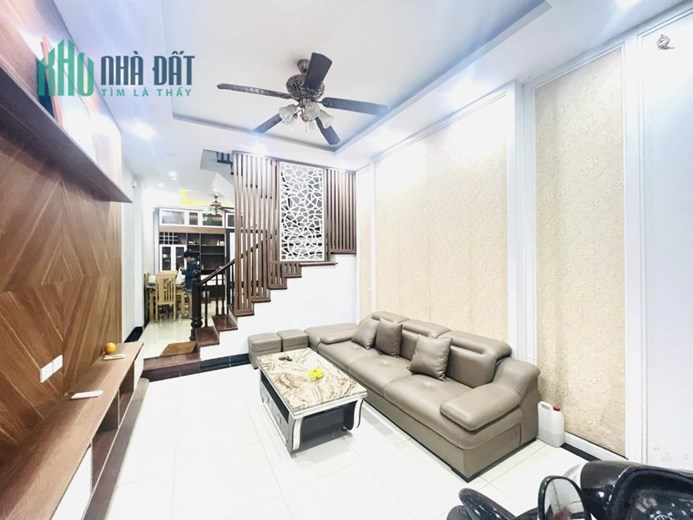 Ô TÔ ĐỖ CỬA , KINH DOANH NHỎ ,PHÂN LÔ , GẦN TÂY HỒ LỘNG GIÓ