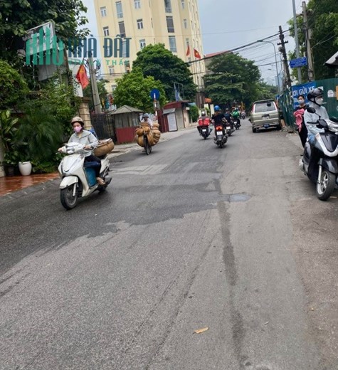 Bán đất mặt phố Nguyên Hồng, quận Ba Đình - Diện tích 110m2, mặt tiền 7.5m, nhà cấp 4 - Giá 40 tỷ.