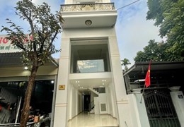 Bán nhà mặt đường Khúc Thừa Dụ 4 tầng có Thang Máy giá 6.88 tỉ cực đẹp