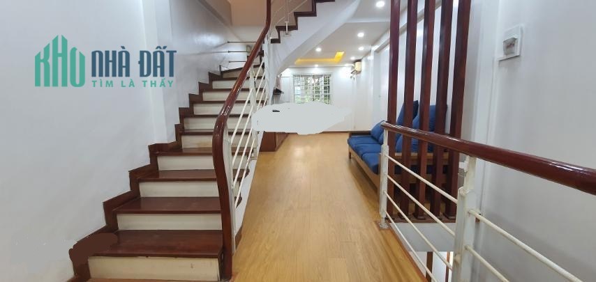 Cho thuê nhà 5 tầng tại Nguyên Hồng Ba Đình 45m2