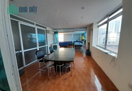 Cho thuê sàn văn phòng mặt phố Lạc Long Quân 135m2