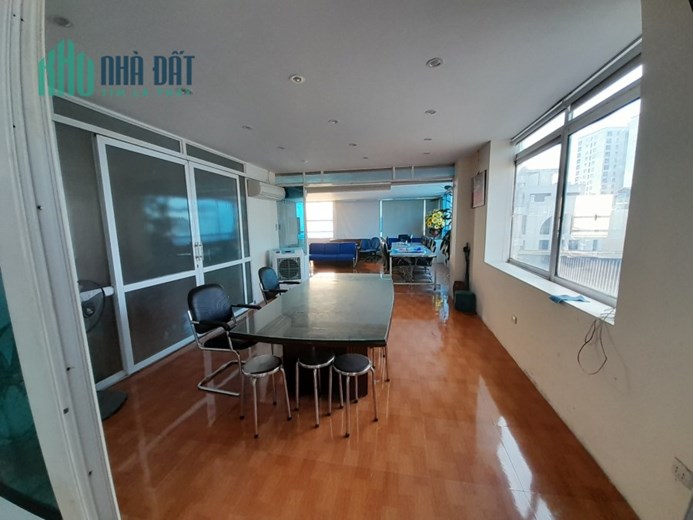 Cho thuê sàn văn phòng mặt phố Lạc Long Quân 135m2