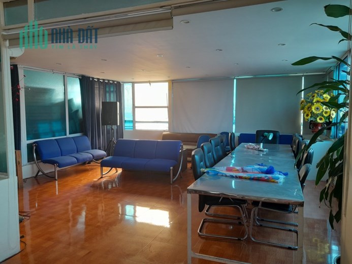 Cho thuê sàn văn phòng mặt phố Lạc Long Quân 135m2