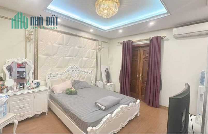 Tôi bán nhà mặt phố Nguyễn Khuyến sầm uất gần hồ Văn Quán 110m2 chỉ 25.68 tỷ. LH 0989.62.6116