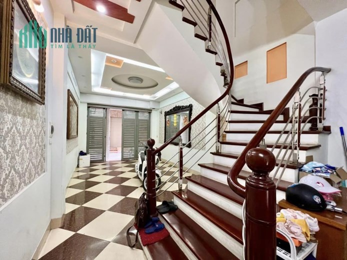 Bán nhà trung tâm Q.Cầu Giấy.ô tô vào nhà. Diện tích 40m2 x 6 tầng. Mặt tiền 4m