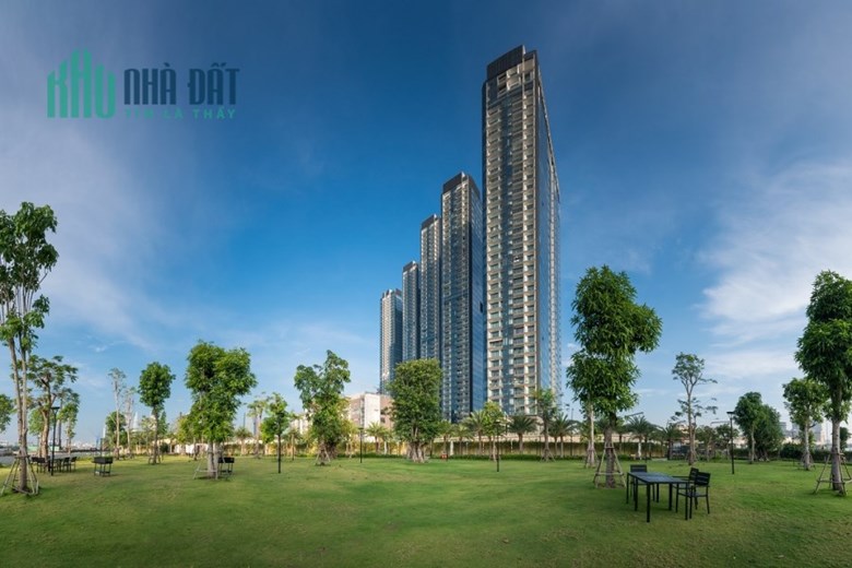 Bán Căn Hộ Vinhomes Golden River tầng cao, 2 Phòng Ngủ, Full Nội Thất, Ban Công Thoáng