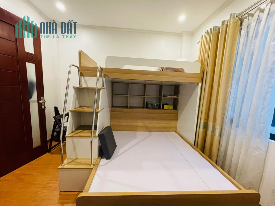 Bán nhà Nguyễn Văn Cừ, Full nội thất, 35 m2, 5 tầng, chỉ nhĩnh 3 tỷ.