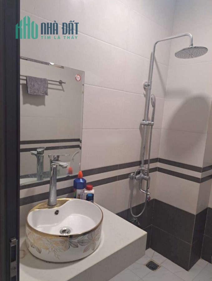 Cho thuê nhà mặt phố Lạc Long Quân, 5pn4wc lh: 0966635319