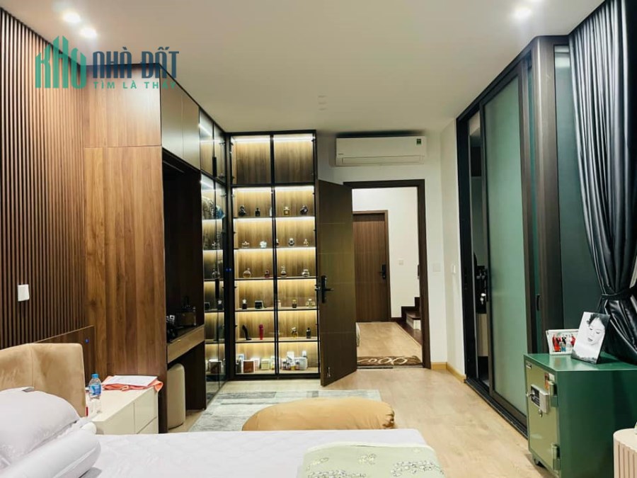 Bán nhà ngõ 234 đường Hoàng Quốc Việt, DT 97m2 x 5 tầng, MT 5.5m, phân lô, ô tô tránh, Giá 22 tỷ.