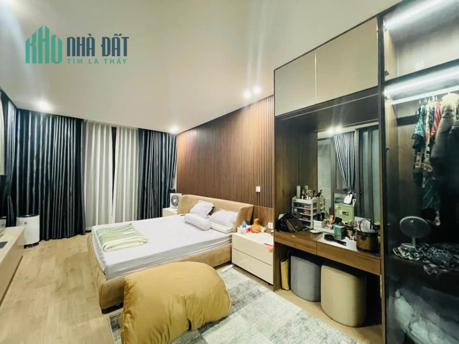 Bán nhà ngõ 234 đường Hoàng Quốc Việt, DT 97m2 x 5 tầng, MT 5.5m, phân lô, ô tô tránh, Giá 22 tỷ.