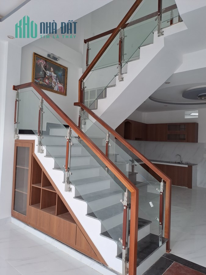 NHÀ MỚI XÂY CHƯA Ở, KỆT TIỀN BÁN LUÔN. 2 TẦNG, 56M2, HhOÀNG VĂN THÁI, GIÁ 2.2 TỶ