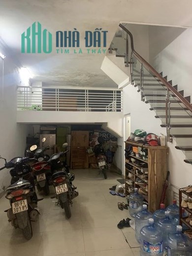 Cho thuê nhà phố Chùa Láng ,50 m2 x 5 tầng , giá 30tr / tháng