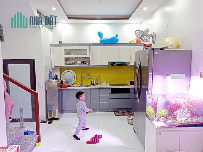 Bán nhà diện tích 43m 4 tầng GIÁ 2.28 tỉ có sân cổng, ngay mặt đường Ngô Gia Tự