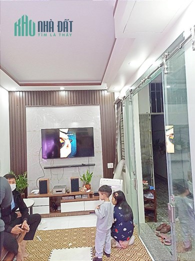 Bán nhà diện tích 43m 4 tầng GIÁ 2.28 tỉ có sân cổng, ngay mặt đường Ngô Gia Tự