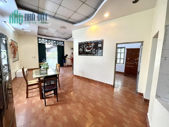 BÁN ĐẤT TẶNG NHÀ C4(2 PHÒNG NGỦ,CỰC RỘNG) , Ô TÔ 7 CHỖ VÀO ĐẤT.. DT 130 M2 CHỈ NHỈNH 2 TỶ TẠI_ LONG