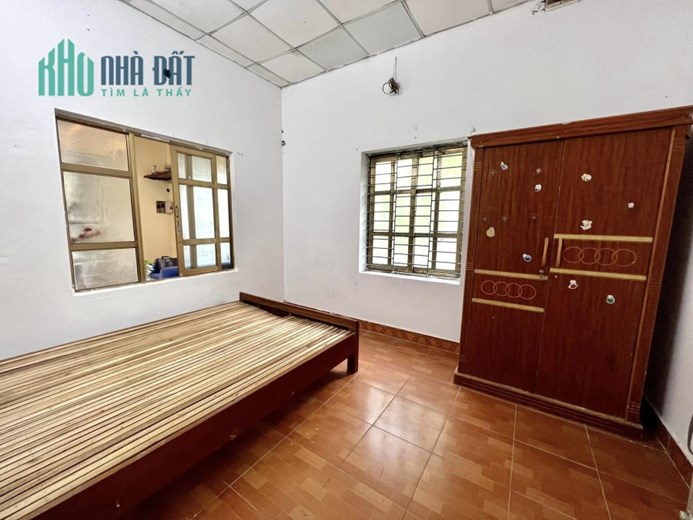 BÁN ĐẤT TẶNG NHÀ C4(2 PHÒNG NGỦ,CỰC RỘNG) , Ô TÔ 7 CHỖ VÀO ĐẤT.. DT 130 M2 CHỈ NHỈNH 2 TỶ TẠI_ LONG