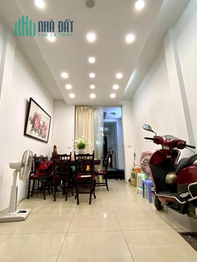 Đại La,  Trung tâm Hai Bà Trưng, nhà mới, gần phố, hiếm bán, hoa hậu khu vực,  50m2,  5 tầng 6 ngủ