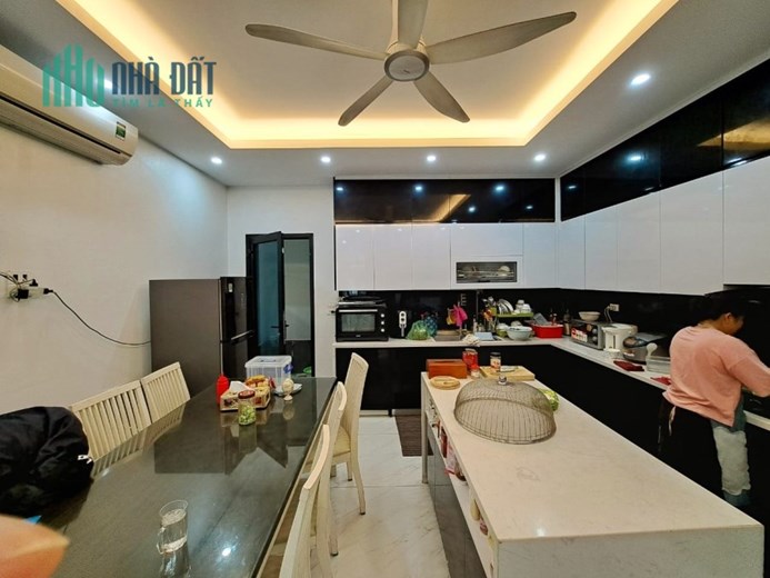 ÂU CƠ - GARA Ô TÔ, THANG MÁY XỊN, KINH DOANH TỐT 11.1 TỶ