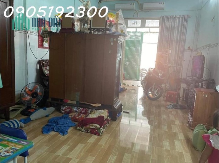 sát mặt tiền đường Phú Thọ Hòa, hẻm oto vào nhà. Nhà 1 trệt 1 lầu 6 phòng ngủ,