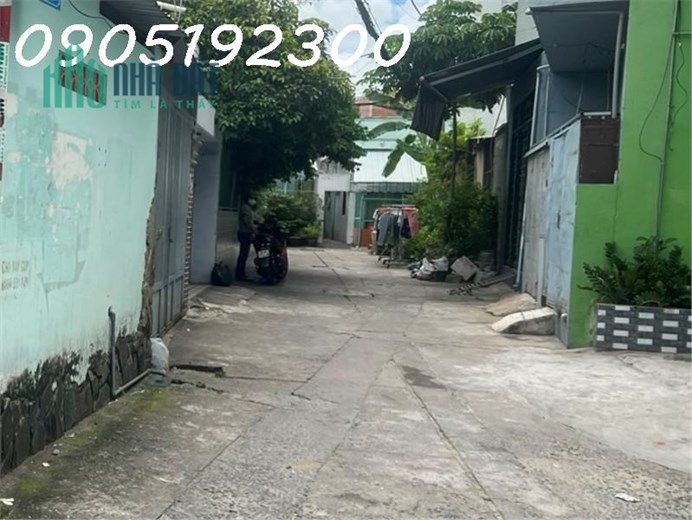 sát mặt tiền đường Phú Thọ Hòa, hẻm oto vào nhà. Nhà 1 trệt 1 lầu 6 phòng ngủ,