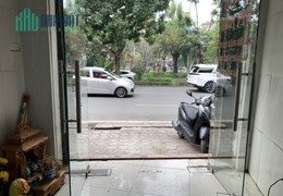 Cho thuê tầng 1 nhà mặt đường láng, diện tích 45m2