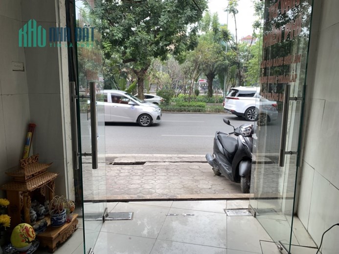 Cho thuê tầng 1 nhà mặt đường láng, diện tích 45m2