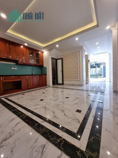 Bán nhà ngõ 9 phố Trần Quốc Hoàn, DT 50 m2 x 5T, ô tô tránh, thang máy, kinh doanh. 12.6 tỷ.