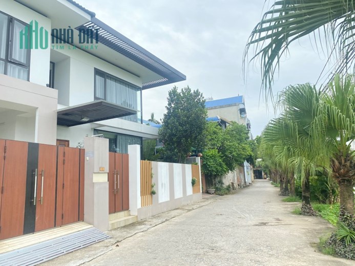Siêu phẩm Trung Tâm Thị Trấn Chúc Sơn. 
 Diện tích: 94,8m 
 Nằm ngay vị trí Sau Bưu điện Thị Trấn