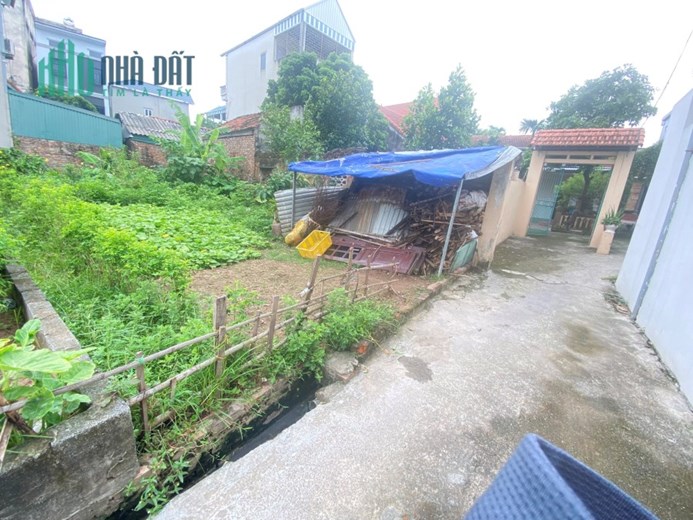 Siêu phẩm Trung Tâm Thị Trấn Chúc Sơn. 
 Diện tích: 94,8m 
 Nằm ngay vị trí Sau Bưu điện Thị Trấn