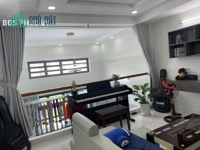 3 TẦNG KHU PHÂN LÔ - HẺM 8M XE HƠI NGỦ TRONG NHÀ - NHÀ ĐẸP Ở NGAY .