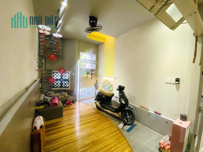 Cho thuê NNC hẻm ôtô đường Thành Thái P14.Q10. Giá 18 triệu
