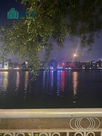 Sang nhượng quán bia  đối diện cây Đề view hồ ở Hồ Linh Quang, Khâm Thiên, Hà Nội