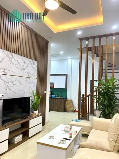 BÁN NHÀ NGUYỄN CHÍ THANH - Ô TÔ ĐỖ CỬA - NGÕ THÔNG - TẶNG NỘI THẤT - DT: 42MX3 TẦNG - GIÁ:5.5TỶ