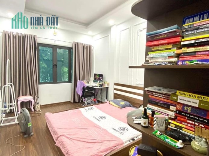 BÁN NHÀ NGUYỄN CHÍ THANH - Ô TÔ ĐỖ CỬA - NGÕ THÔNG - TẶNG NỘI THẤT - DT: 42MX3 TẦNG - GIÁ:5.5TỶ
