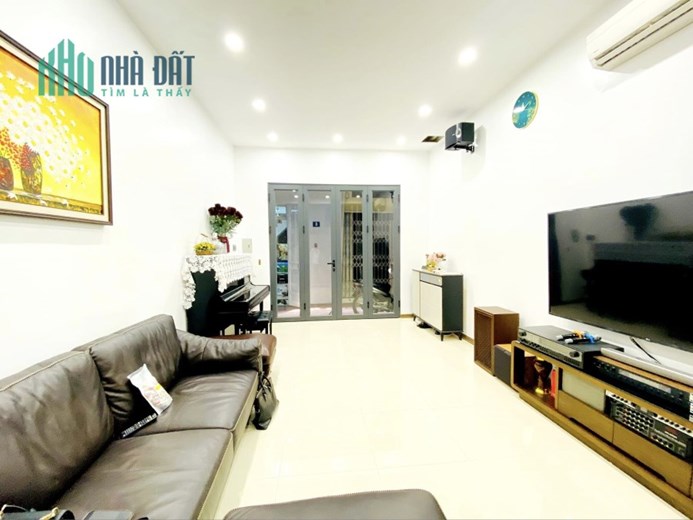 Nhà dân xây đẹp, chắc chắn, ngõ nông, thông bán nhà Xã Đàn